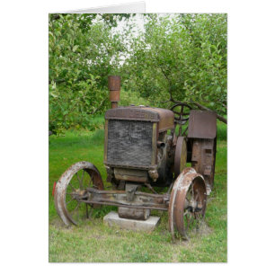Vintager Traktor in Apple Orchard