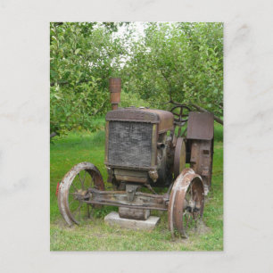 Vintager Traktor in Apple Orchard Postkarte