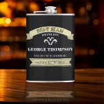 Vintager Trauzeuge Flachmann<br><div class="desc">Feiern Sie Ihren großen Tag mit dieser Vintagen Retro-Flasche, dem perfekten Geschenk für Trauzeugen und der Feier für Hochzeitsfeiern. Die klassische angesagte Flasche mit goldener Typografie und zeitlosem Trinkbehälter-Design ist praktisch und stilvoll zugleich. Ideal als Accessoire für Bräutigams Crew, fügt es jeder rustikalen Feierlichkeit eine Touch Eleganz hinzu. Mit ihrer...</div>