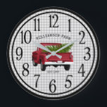 VINTAGER TRUCK-LANDWIRTSCHAFT GROßE WANDUHR<br><div class="desc">Ein Vintager roter Abholwagen trägt einen frisch geschnittenen Weihnachtsbaum. Der Hintergrund ist ein graues und weißes Büffel kariert. Wird in verschiedenen Hintergründen angeboten. Sie können Ihre rustikale Uhr mit dem einfach zu bedienenden Designwerkzeug von Zazzle ganz einfach personalisieren. Diese Uhr würde eine wunderbare Hauswärmung machen, Geschenk für die Neuvermählten oder...</div>