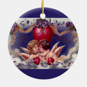 Vintager Valentinstag, Cherubs umarmen in Wolken Keramikornament