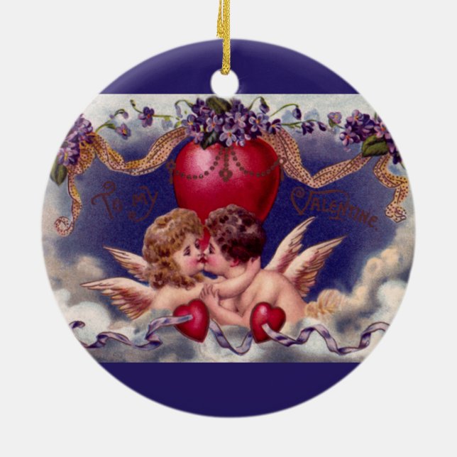Vintager Valentinstag, Cherubs umarmen in Wolken Keramikornament (Hinten)