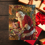 Vintager Weihnachtsfeuer unter goldenem Licht Postkarte<br><div class="desc">Dieser Retro-Weihnachtsmann stammt aus einer alten Postkarte, die ich bei einer Auktion gekauft habe. Das Design hat viele goldene Weihnachtsleuchten, die einen Funkeleffekt erzeugen, aber es wurde lange gemacht, bevor das Klingeln das Ding war. Nun, die jüngere Generation mag das Gefühl haben, Postkarten zu beenden sei Zeitverschwendung, aber Sie wären...</div>