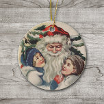 Vintager Weihnachtsschmuck<br><div class="desc">Hier ist ein Viktorianisches Bild aus der Herbst-Erwärmung,  in dem der Weihnachtsmann zwei kleine Kinder umarmt. Die Rückseite dieses wunderschönen Ornaments ist in Weihnachtsrot mit den anpassbaren Worten "Joyful Christmas 2012". Feiern Sie Weihnachten auf die alte Art und Weise mit diesem Vintagen Kunstbild.</div>