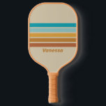 Vintager Wüstenbogen durch Streifen mit Namen Pickleball Schläger<br><div class="desc">Vintager Wüstenrennbogen Beim Striping mit dem Namen Pickleball Paddle wird die warme, sonnenbeleuchtete Energie eines Wüstenhorizonts getragen, die erdige Töne mit lebhaften Akzenten verbindet, die Bewegung und Rhythmus auf dem Hof suggerieren. Sein auffallendes Design bringt Persönlichkeit und Flair in jede Kundgebung und verwandelt jedes Spiel in einen lebendigen Ausdruck der...</div>