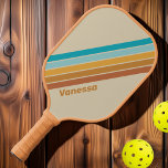 Vintager Wüstenbogen mit Namen gestrichen Pickleball Schläger<br><div class="desc">Der Vintage Wüstenragen mit dem Namen Pickleball Paddle bringt die warmen, erdigen Töne der Wüste zusammen mit einem lebendigen Regenbogengestreib-Design und schafft so eine einzigartige und auffällige Ästhetik. Dieses Paddel ist perfekt für Spieler, die gewollt haben, ihre Individualität auf dem Platz zum Ausdruck zu bringen. Es verbindet Retro-Charme mit farbenfroher...</div>
