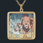 Vintager Zauberer für Oz-Zeichen, Gelbe Ziegelstra Vergoldete Kette<br><div class="desc">Vintage Illustration klassischer Kindermärchen von William Wallace Denslow aus dem Viktorianischen Era-Geschichtenbuch Der wunderbare Zauberer von Oz von L. Frank Baum. Hier weint die feige Löwe, nachdem das junge Mädchen Dorothy ihn über die Nase geschmissen hat, nachdem der Löwe ihren Haustier Hund Toto aufgegriffen hatte. "Du solltest dich schämen! Warum...</div>