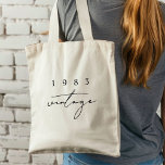 Vintages 40. Geburtstagsjahr Cool Tragetasche<br><div class="desc">Die Vintage Tasche aus dem 40. Geburtstag oder das Coole Jubiläum mit eleganter Boho Script Typografie ist die perfekte Art, ein Meilenstein zu feiern. Diese Tasche zeichnet sich durch ein klassisches und zeitloses Vintages Design mit eleganter Boho-Schrift-Typografie aus, die dem Gesamtbild eine Touch von Eleganz verleiht. Die Tasche ist individuell...</div>