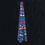 Vintages 80er-Muster 01.w Blue BG Krawatte<br><div class="desc">Vintages 80er-Muster 01. Erinnerung an das Gestern. Dieses Design ist ein lebendiges und spielerisches Muster, gefüllt mit 80er- und 90er-Pop-Kultursymbolen. Es bietet eine Mischung aus Retro-Gadgets und Accessoires, darunter ein Kassettenband, eine Boombox, ein Drehtelefon, ein Vintages Handy, Kopfhörer, eine Spielkonsole, eine Sonnenbrille und einen Roller-Skate. Der Hintergrund ist eine bunte...</div>