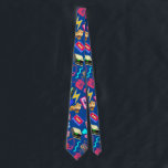 Vintages 80er-Muster 01.w Blue BG Krawatte<br><div class="desc">Vintages 80er-Muster 01. Erinnerung an das Gestern. Dieses Design ist ein lebendiges und spielerisches Muster, gefüllt mit 80er- und 90er-Pop-Kultursymbolen. Es bietet eine Mischung aus Retro-Gadgets und Accessoires, darunter ein Kassettenband, eine Boombox, ein Drehtelefon, ein Vintages Handy, Kopfhörer, eine Spielkonsole, eine Sonnenbrille und einen Roller-Skate. Der Hintergrund ist eine bunte...</div>