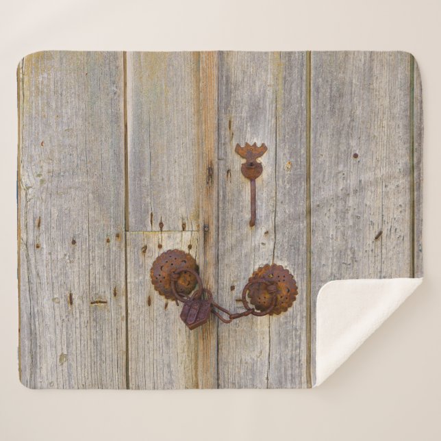 Vintages, altes Bügelschloss an einer Holztür .. Sherpadecke (Vorderseite (Horizontal))