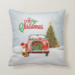 Vintages Auto parkte durch Weihnachtsbaum und Kissen