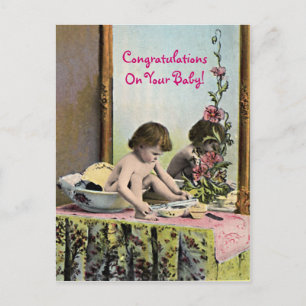 Vintages Baby an einem Kleidertisch Postkarte