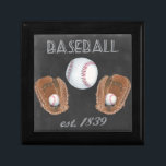 Vintages Baseball-Chalkboard-Design Erinnerungskiste<br><div class="desc">Vintages Baseball Chalkboard-Design. Künstler: Naomi McCavitt. Bild-ID: 106364GG.</div>
