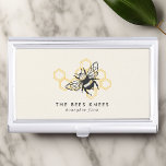 Vintages Bienenlogo Rustic Honeybeeper Visitenkarten Dose<br><div class="desc">Vintages Bienenlogo Rustic Honeybee Beekeeper Business Card Case. Dieses trendige Design zeichnet sich durch eine schwarze Honigbiene vor einem gelben Wabenhintergrund aus. Das perfekte Apartmentdesign für ein Imkergeschäft.</div>