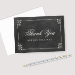 Vintages Black Chalkboard Hochzeitssemble Brautpar Dankeskarte<br><div class="desc">Kundenspezifische Dankeschön-Notizen können mit einem benutzerdefinierten Text,  der einen Namen oder ein Monogramm enthält,  personalisiert werden. Das Design besticht durch einen rustikalen,  schwarzen Chalkboard-Hintergrund mit dekorativen,  skizzierten Blume und handgeschriebenem Text mit weißem Kreideansatz. Besuchen Sie das Plush Paper Geschäft,  um Brautduscheinladungen zu koordinieren!</div>