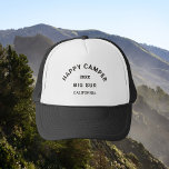 Vintages Black Happy Camper Camping Wappen Truckerkappe<br><div class="desc">Happy Camper, Camping Wappen, personalisierter Vintager LKW Hut. Personalisieren Sie sich mit dem Jahr Ihrer Camping-Reise und Ort. Ideal für abenteuerlustige Freunde oder Familien, die auf ihren Happy Camp-Trip oder Wiedersehen Camping Wochenende anfangen. Bestellen Sie passende Hüte für die gesamte Crew des Camps. Entworfen, um unsere Happy Camper Retro Red...</div>