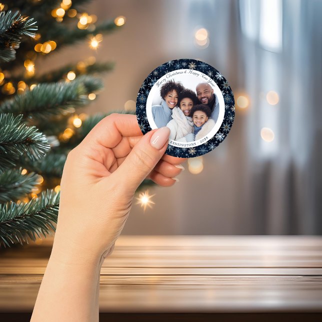 Vintages Blau und Weiße Schneeflocken Foto Runder Aufkleber (Vintage Blue and White Snowflakes Christmas Photo Classic Round Sticker)