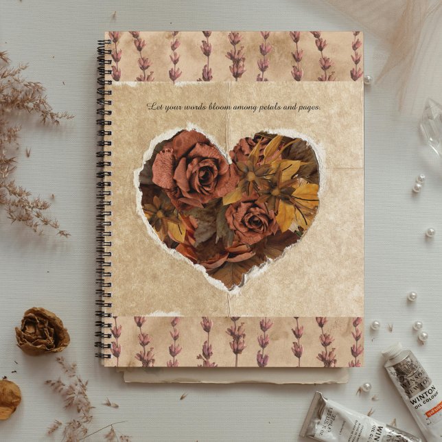 Vintages Blumenherz mit rustikal-braunen Rose Notizbuch (Pressed roses, vintage charm—your words bloom in timeless beauty.)