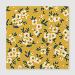 Vintages Blumenmuster, kleine weiße Blume. Magnetkarte