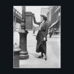 Vintages Briefkasten und Foto Postkarte<br><div class="desc">Vintages Schwarz-Weiß-Foto von einer Frau,  die um 1915 einen Brief in einen öffentlichen Briefkasten in New York City platziert. Die Frau ist stilvoll gekleidet und andere Leute und Gebäude sind im Hintergrund,  vielleicht 7. Avenue.</div>