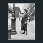 Vintages Briefkasten und Foto Postkarte<br><div class="desc">Vintages Schwarz-Weiß-Foto von einer Frau,  die um 1915 einen Brief in einen öffentlichen Briefkasten in New York City platziert. Die Frau ist stilvoll gekleidet und andere Leute und Gebäude sind im Hintergrund,  vielleicht 7. Avenue.</div>