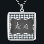 Vintages Chalkboard-Look Kohlefarben-Hahnentrittmu Versilberte Kette<br><div class="desc">Sie werden dieses niedliche,  elegante,  Vintage Chalkboard-Design mit Charcoal Color Hahnentrittmuster-Design Liebe! Wir laden Sie ein,  in unserem Shop,  Brautparty Shop,  dieses coole Retro-Schwarz-Pappe-Design auf vielen anderen großartigen,  anpassbaren Produkten,  einschließlich Girl Bride-Buttons,  moderne Hochzeits-Briefmarken und trendige Kreide Bridal Duwer Einladungen! Vielen Dank!</div>