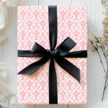 Vintages Damaskus-Muster in Rosa und Weiß Geschenkpapier<br><div class="desc">Pink und Weiß Vintag Damask Muster Wrapping Paper. Ideal, um diese Touch auf Ihre Geschenke zu bringen und sie ist ideal zum Geburtstag, Weihnachten, Jubiläen oder Hochzeiten! Wunderschöne trendy moderne Geschenkpapier-Design-Muster von druckbaren Hübsch.</div>