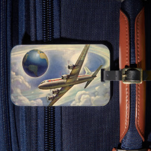 Vintages Flugzeug, das in Wolken um die Welt flieg Gepäckanhänger