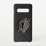 Vintages Gotisches Schwarz-Gold-Blütenskelett Samsung Galaxy S10 Hülle<br><div class="desc">Whimsical Vintage monogramm gothische Handy Gehäuse mit schwarzen und goldenen Rose in einer Skeletthand.</div>