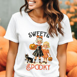 Vintages Halloween Tri-Blend Shirt<br><div class="desc">Mit diesem Sweet & Spooky Vintagen Halloween-T - Shirt verschmelzen die süßen und spukigen Villen von Halloween. Dieses Vintage Shirt mit zwei Kürbiskürbissen und einer niedlichen schwarzen Katze besticht durch seine nostalgische Note. Aus hochwertigen Materialien für eine bequeme Passform, ist es ideal für Halloween-Partys, lässige Outings oder Alltagsbekleidung. Wählen Sie...</div>