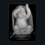 Vintages Handwriting Script Baby's First Weihnacht Magnet<br><div class="desc">Vintages Handwriting Kalligrafie Script Baby's 1. Weihnachten Foto Flexible Magnet. Dieser klassisch minimalistische Urlaubsankündigung / Babys erstes Weihnachten (Weihnachten), flexibler Magnet verfügt über ein Vintages handschriftliches Kalligrafieschrift mit dem Namen des Babys, Geburtsdatum und Babystats in Serif-Text, der ein volles Foto auf der Vorderseite überträgt. Die meisten Texte und Hintergrundbilder können...</div>