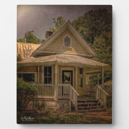 Vintages Holzhaus mit Veranda am sonnigen Tag Fotoplatte