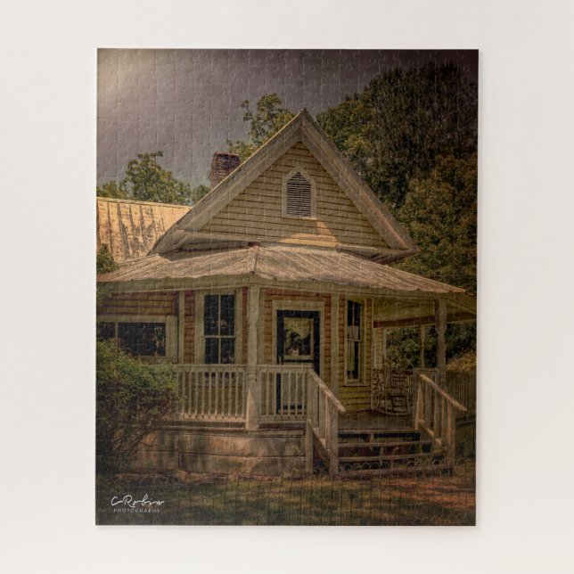 Vintages Holzhaus mit Veranda am sonnigen Tag Puzzle (Vertikal)