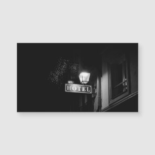 Vintages Hotelschild, Straßenbeleuchtung und viel Magnetkarte