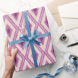 Vintages Ikat-lila Muster. Geschenkpapier