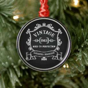 Vintages Jahr bis zum perfekten Geburtsjahr Ornament Aus Metall