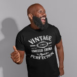 Vintages jedes Geburtsjahr T-Shirt<br><div class="desc">Fügen Sie Ihrem Geburtstagsgeschirr einen Hauch Spaß und eine Prise Perfektion mit unserem neuesten Angebot hinzu! Der Whiskey-T - Shirt mit seinem Geburtstagsthema besticht durch seinen einzigartigen Charme. Stilvoll den Alterungsprozess mit dem einprägsamen Satz "Alter bis Perfektion" einbinden! Dieses limitierte Kleidungsstück kann mit Ihrem Geburtsjahr personalisiert werden und ist somit...</div>
