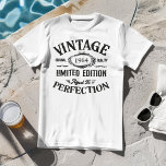 Vintages jedes Geburtsjahr T-Shirt<br><div class="desc">Fügen Sie Ihrem Geburtstagsgeschirr einen Hauch Spaß und eine Prise Perfektion mit unserem neuesten Angebot hinzu! Der Whiskey-T - Shirt mit seinem Geburtstagsthema besticht durch seinen einzigartigen Charme. Stilvoll den Alterungsprozess mit dem einprägsamen Satz "Alter bis Perfektion" einbinden! Dieses limitierte Kleidungsstück kann mit Ihrem Geburtsjahr personalisiert werden und ist somit...</div>