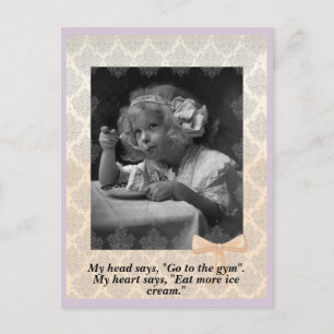 Vintages junges Mädchen mit Eiscreme Postkarte