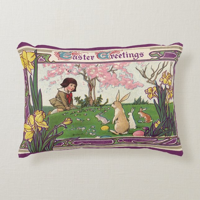 Vintages Kind auf einer Eizelljagd mit Tieren Dekokissen (Vorderseite)