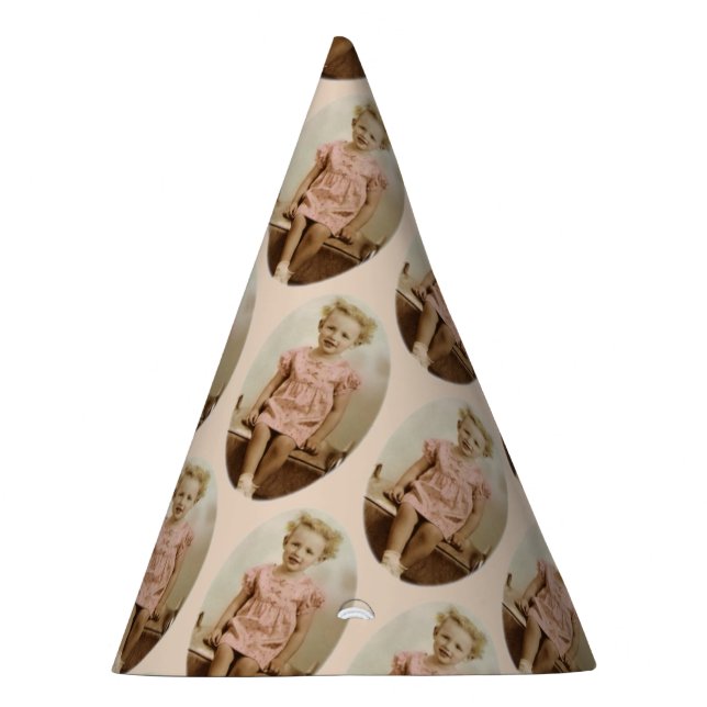 Vintages kleines blondes Mädchen im rosa Partyhütchen (Rechts)