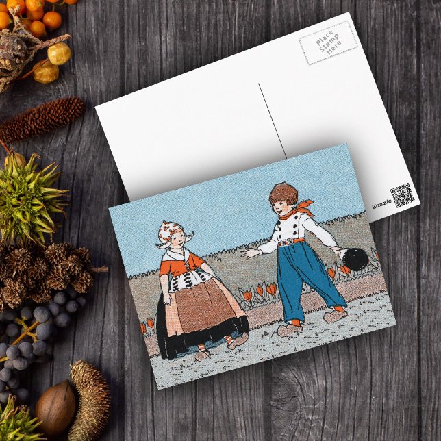 Vintages kleines holländisches Mädchenjunge Postkarte (Little Dutch girl and boy traditional clothing wood shoes red tulips on postcard.)