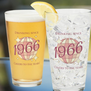 Vintages lila Bier aus dem Jahr 1966 Glas