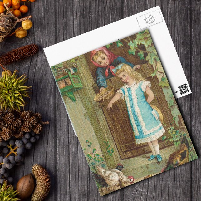Vintages Mädchen mit Mutter Fütternd Hühnern Postkarte (Little girl with mother feeding chickens from kitchen door on vintage image postcard.)