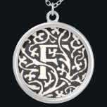 Vintages Monogramm F Art Nouveau Versilberte Kette<br><div class="desc">Jugendstil-Briefe - Monogramme aus der Kunst- und Handwerksbewegung Dieser Buchstabe F ist ein schönes, robustes Monogramm, das 1901 erstellt und in einem Set von Büchern veröffentlicht wurde. Das Monogramm F ist umgeben von einem wunderschönen, handgezeichnet Weinmuster, das zu jener Zeit im Jugendstil-Stil gehalten war und durch stilisierte und fließende Designs,...</div>