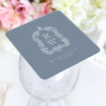 Vintages Monogramm Wappen: Dusty Blue Wedding Rechteckiger Pappuntersetzer<br><div class="desc">Dieses elegante Design zeichnet sich durch ein verziertes, Vintag inspiriert Wappen von Acanthus-Blätter aus, die zwei Monogramm-Initialen in einem offenen Serifen-Schriftart abrahmen, vertikal gestapelt und durch eine dünne horizontale Linie getrennt sind. Fügen Sie die Namen des Paares und das Trauungsdatum unten hinzu. Design und Text sind in Weiß auf einem...</div>