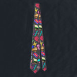 Vintages Muster 01.w DGrey BG Krawatte<br><div class="desc">Vintages 80er-Muster 01. Erinnerung an das Gestern. Dieses Design ist ein lebendiges und spielerisches Muster, gefüllt mit 80er- und 90er-Pop-Kultursymbolen. Es bietet eine Mischung aus Retro-Gadgets und Accessoires, darunter ein Kassettenband, eine Boombox, ein Drehtelefon, ein Vintages Handy, Kopfhörer, eine Spielkonsole, eine Sonnenbrille und einen Roller-Skate. Der Hintergrund ist eine bunte...</div>