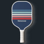 Vintages nautisches Blau durch Streifen mit Namen Pickleball Schläger<br><div class="desc">Vintages blaues Kreuzstück mit dem Namen Pickleball Paddle bringt die ruhige Energie und den klassischen Charme des Meeres in jedes Spiel, mit seinem fließenden Design, das Bewegung und Rhythmus auf dem Hof nahe legt. Das auffallende Muster verleiht jeder Kundgebung Persönlichkeit und Stil und verwandelt jeden Augenblick in einen Ausdruck von...</div>