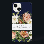 Vintages Navy Pink in White Floral w Hübsche Blume Case-Mate iPhone 14 Hülle<br><div class="desc">Elegante,  Vintage,  wilde Rose,  rötlich-rosa antike Rose und Rosa mit bordeauxfarbenen Pfannkuchen umgeben ein weißes Textfeld,  das Ihren Namen in Kalligrafie mit Schnörkeln zum Scrollen umrahmt. Grafisches Design von Audrey Jeanne Roberts,  international bekannter Künstler und Designer,  Copyright.</div>